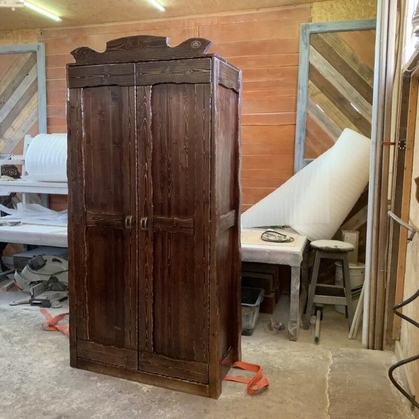 Деревянный шкаф под старину из массива «Смоленский»