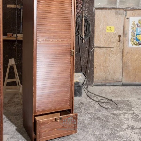 Деревянный шкаф под старину из массива сосны «Псковский»
