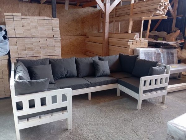 Диван П-образной формы из массива дерева с мягкими подушками фото