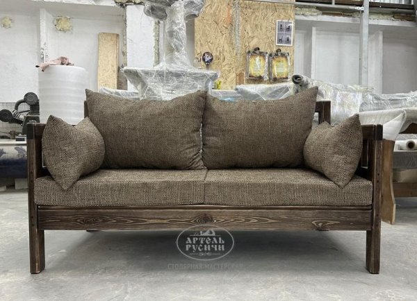 Диван-скамья для бани из массива дерева под старину с подушками фото вид прямо