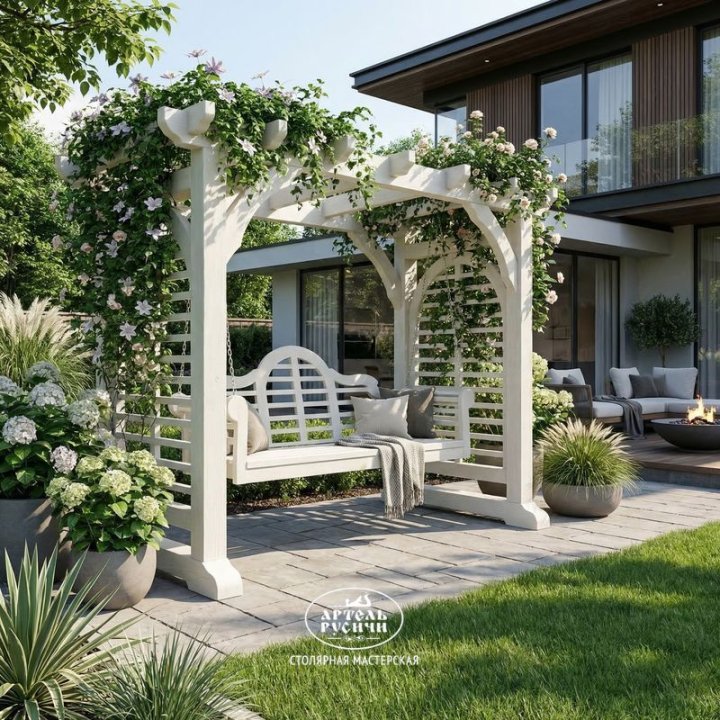 Качели с перголой и вьющиеся цветущие растения на ней в саду загородного дома