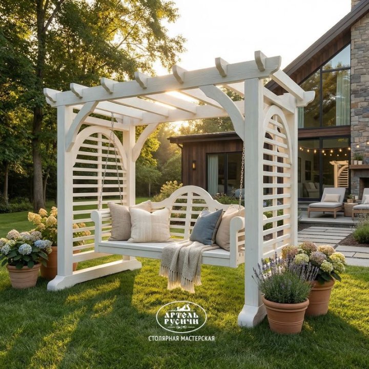 Белые винтажные качели с перголой из массива дерева на лужайке загородного дома