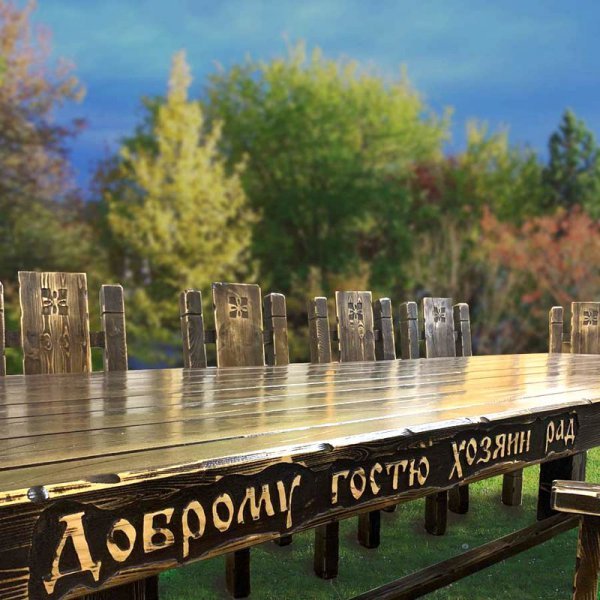 Резная надпись на торце стола из массива дерева под старину фото  