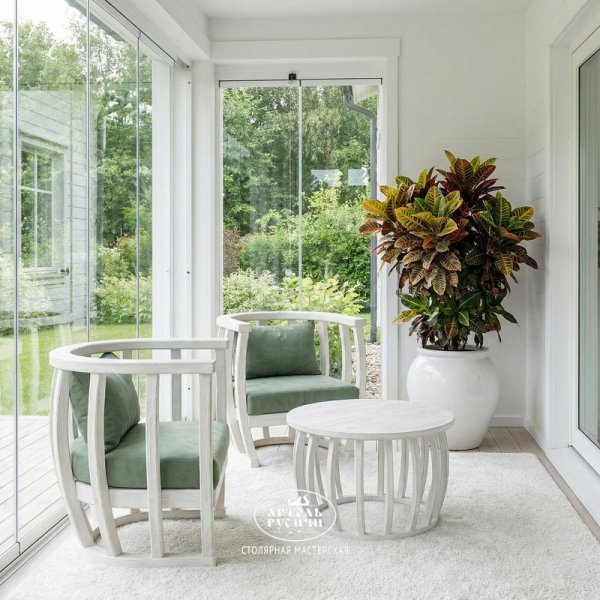 Уличное кресло из массива дерева с мягкими подушками «Бали-стайл» на балконе