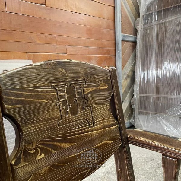 Кресло под старину для бани и кафе «Псковское» с резной надписью