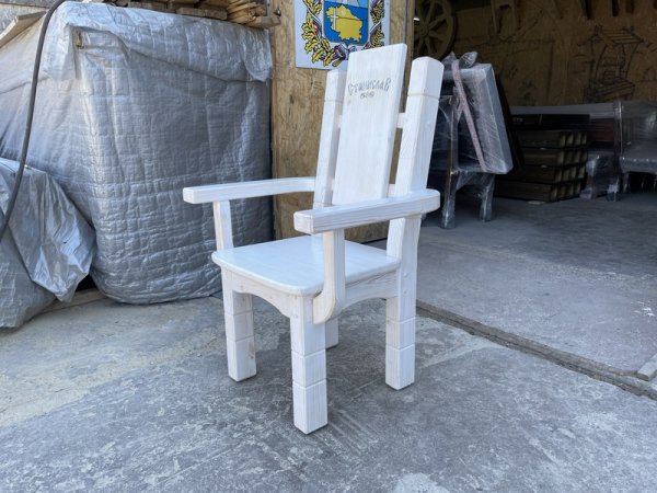Кресло под старину из массива в винтажном белом цвете «Суздальское»