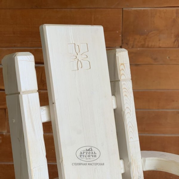 Кресло под старину из массива в винтажном белом цвете «Суздальское»