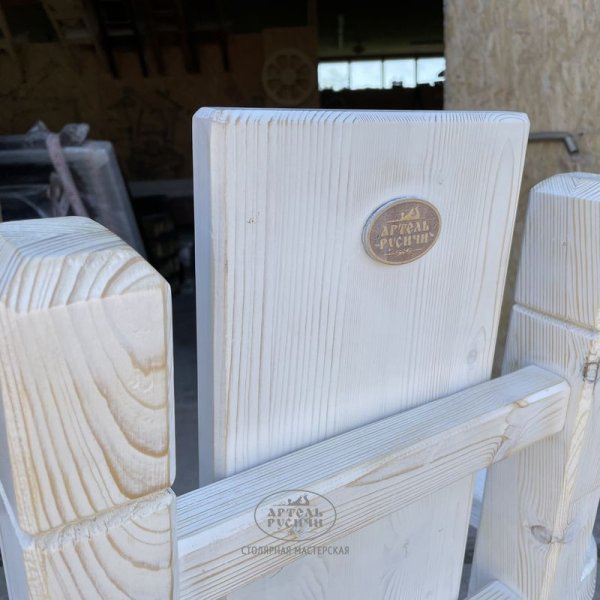 Кресло под старину из массива в винтажном белом цвете «Суздальское»