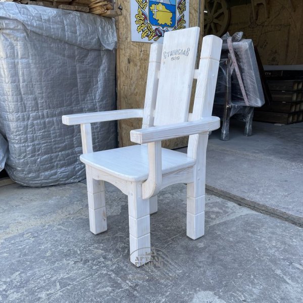 Кресло под старину из массива в винтажном белом цвете «Суздальское»