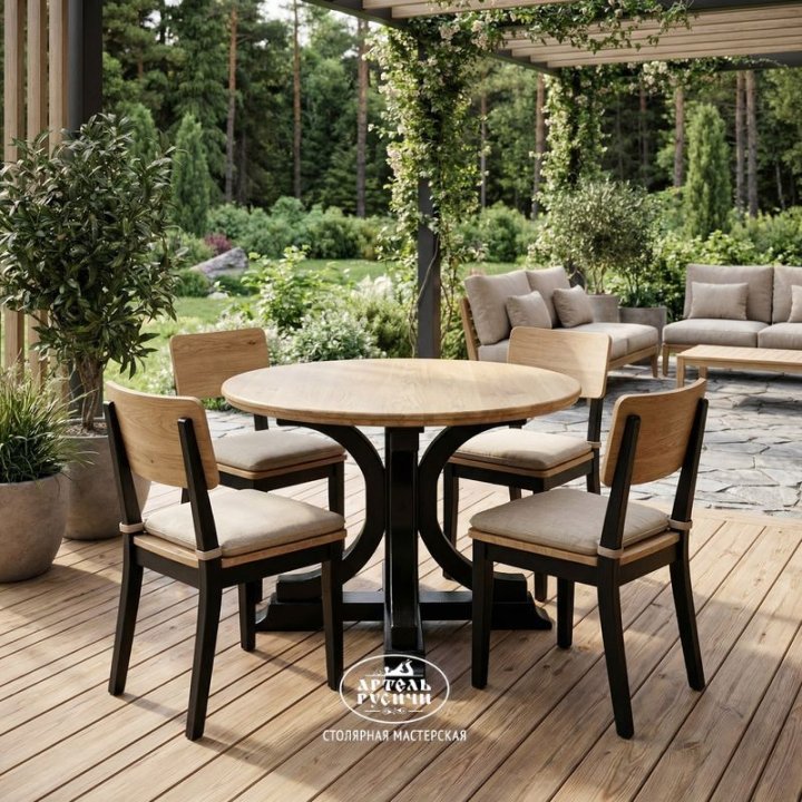 Купеческий круглый стол из массива дуба и сосны на открытой террасе
