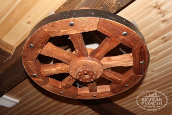 Люстра колесо от телеги на цепях из дерева под старину «Ямщик со свечами»