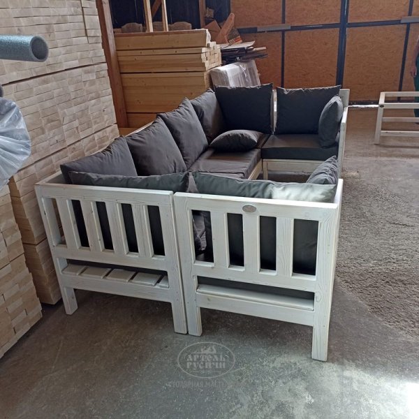 П-образный диван из массива сосны с мягкими подушками и журнальный столик «Русский лофт»