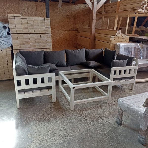 П-образный диван из массива сосны с мягкими подушками и журнальный столик фото