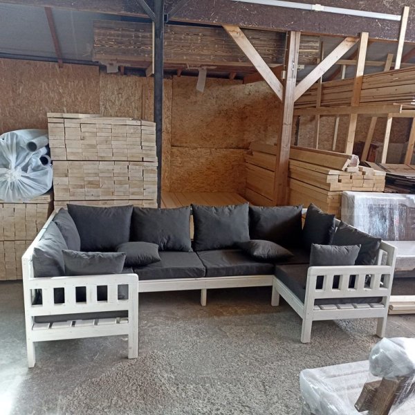 П-образный диван из массива сосны с мягкими подушками для дачи, бани, сада, террасы