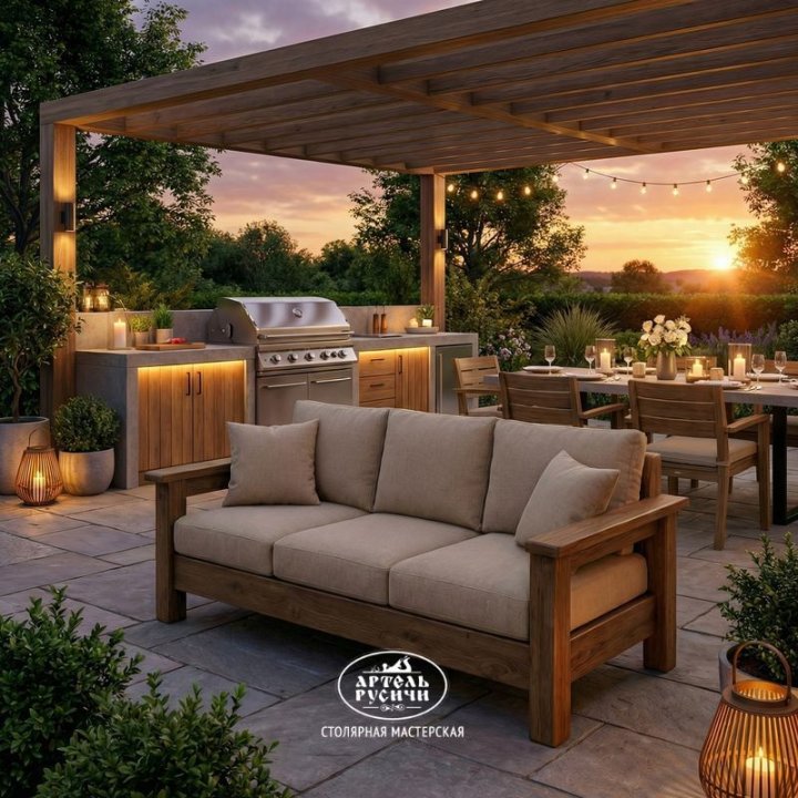 Прямой диван из массива дуба с подушками в зоне барбекю
