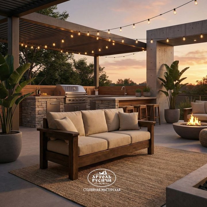 Диван из сосны с мягкими подушками в зоне барбекю