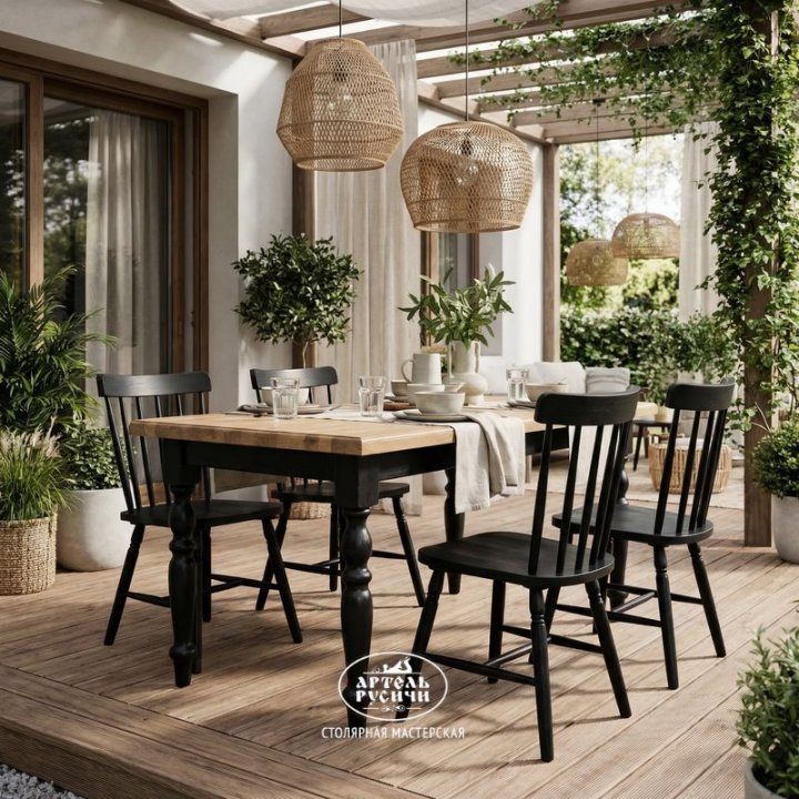 Обеденный стол из дуба и сосны в интерьере террасы загородного дома