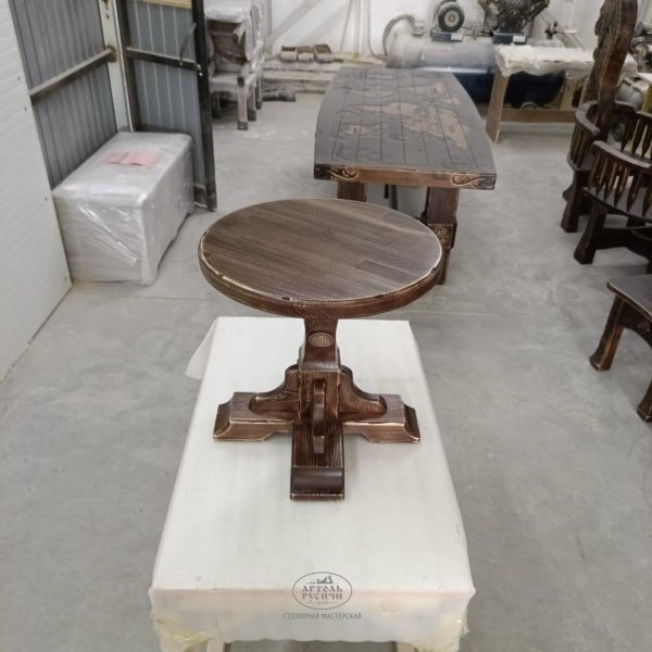 Круглый кофейный столик из массива сосны под старину «Смоленский»