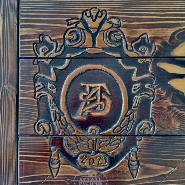 Фамильный герб на столе из коллекции "Драккар"