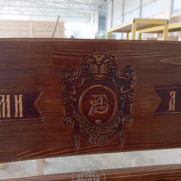 Фамильный герб на спинке скамейки из коллекции "Драккар"